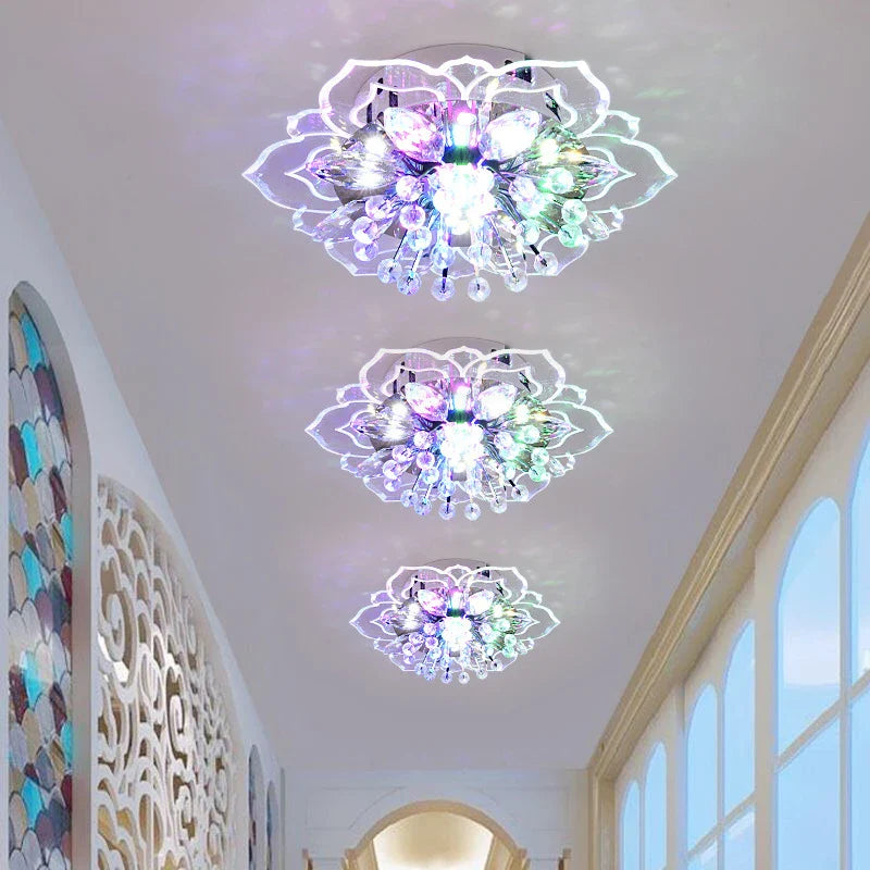 Lustre boule en cristal avec fleurs, éclairage coloré pour intérieur.