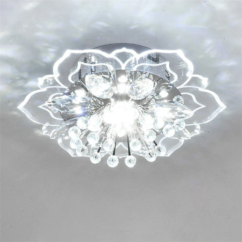 Lustre boule en cristal avec fleurs, éclairage coloré pour intérieur.