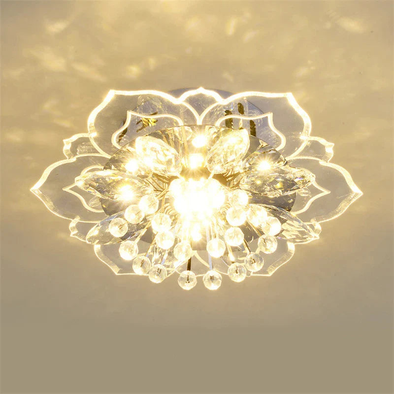 Lustre boule en cristal avec fleurs, éclairage coloré pour intérieur.