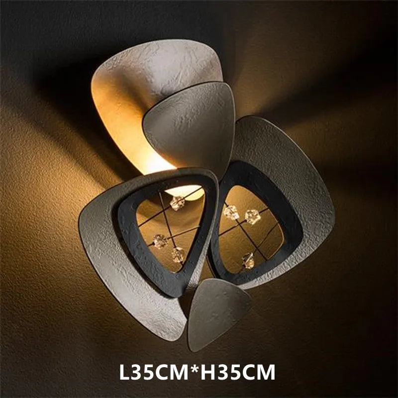 Lustre boule en cristal avec design postmoderne et suspension artistique.