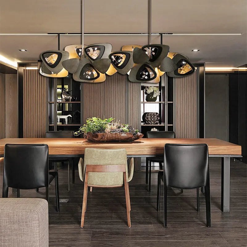 Lustre boule en cristal avec design postmoderne et suspension artistique.