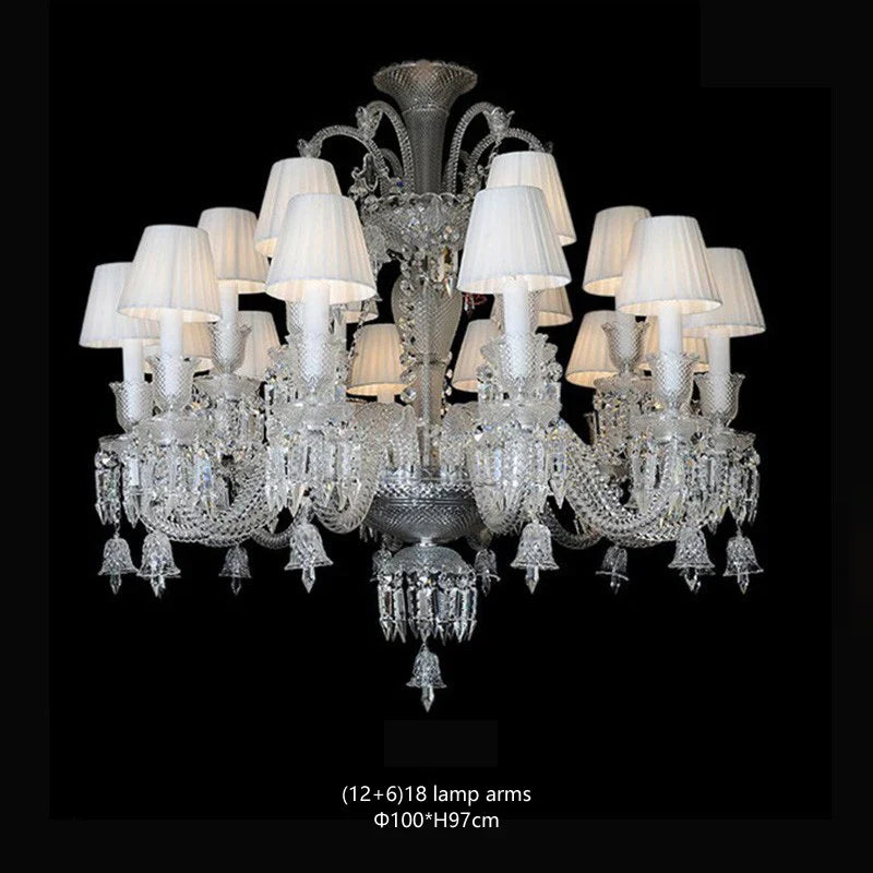 Lustre baroque en cristal avec éclairage transparent et design raffiné.