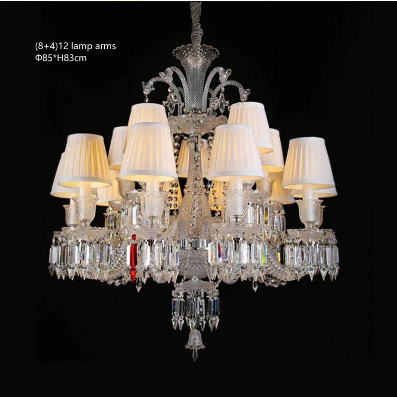 Lustre baroque en cristal avec éclairage transparent et design raffiné.