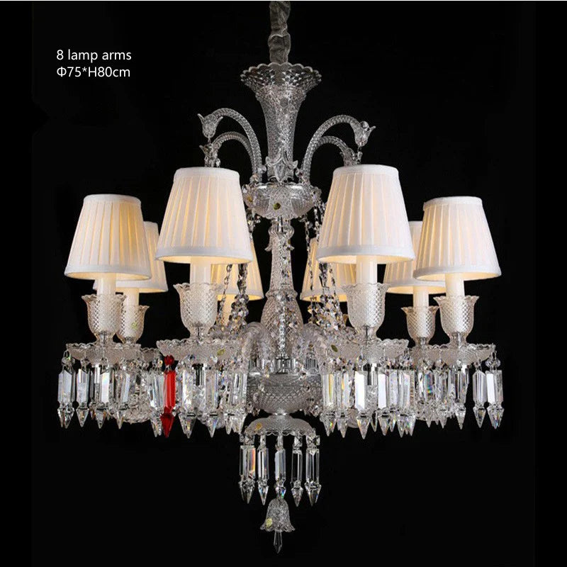 Lustre baroque en cristal avec éclairage transparent et design raffiné.
