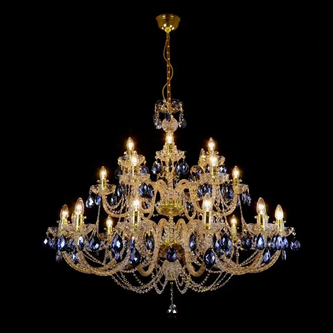Lustre baroque en cristal avec pampilles scintillantes pour décoration élégante.
