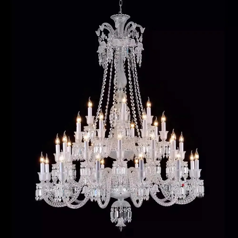 Lustre baroque en cristal avec éclairage transparent et design raffiné.
