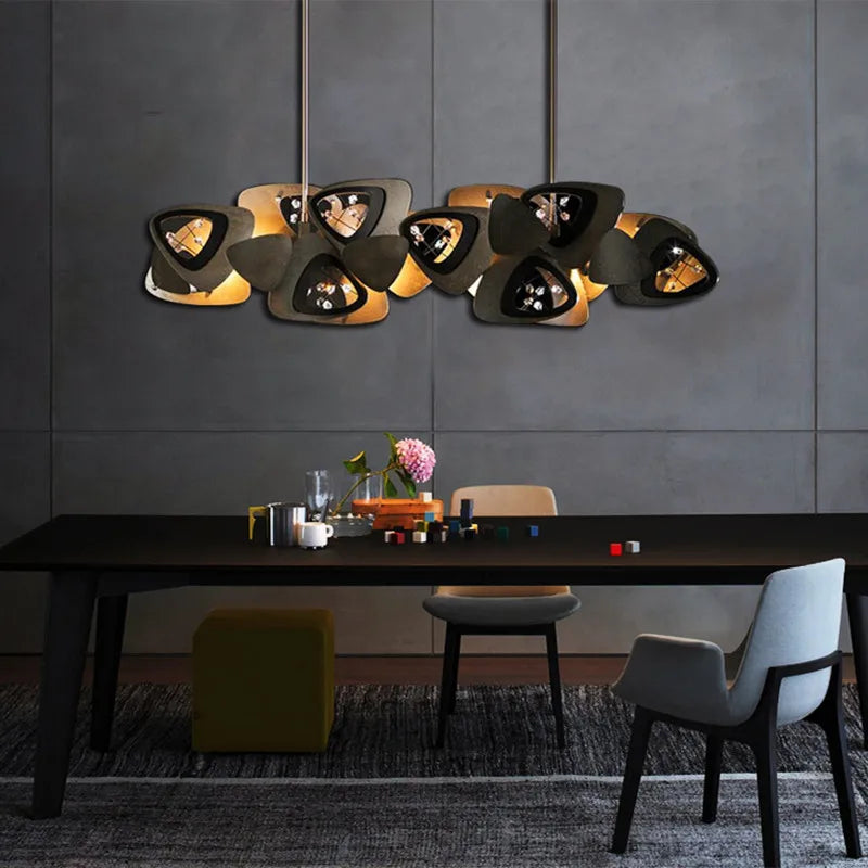 Lustre boule en cristal avec design postmoderne et suspension artistique.