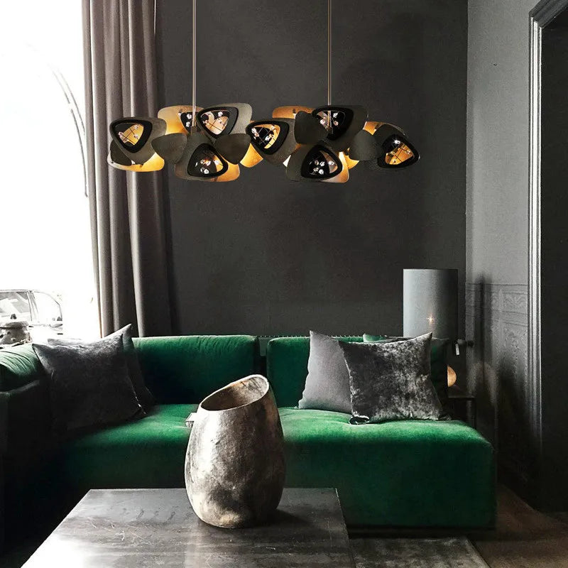 Lustre boule en cristal avec design postmoderne et suspension artistique.