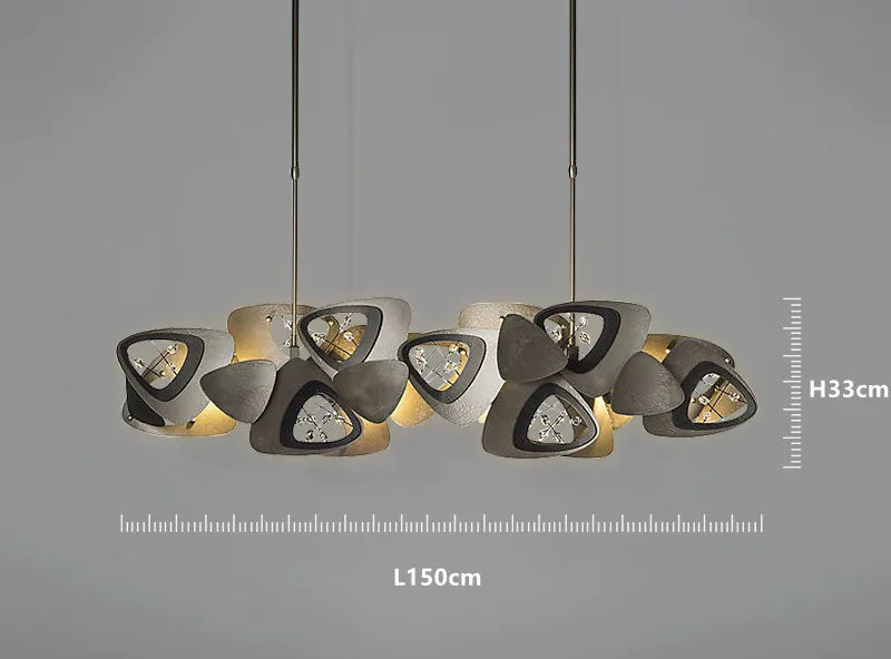 Lustre boule en cristal avec design postmoderne et suspension artistique.