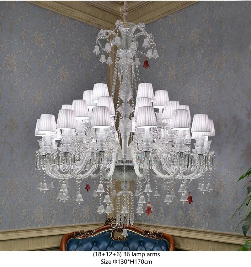 Lustre baroque en cristal avec éclairage transparent et design raffiné.