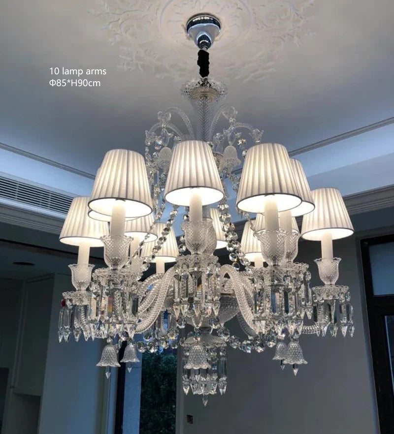Lustre baroque en cristal avec éclairage transparent et design raffiné.