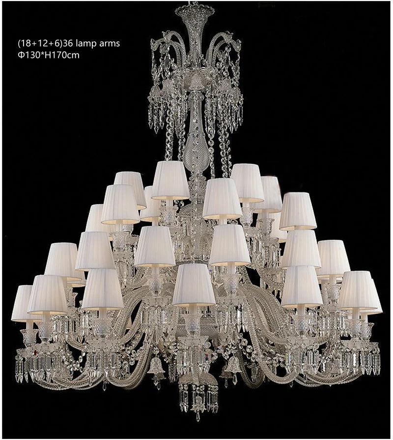 Lustre baroque en cristal avec éclairage transparent et design raffiné.